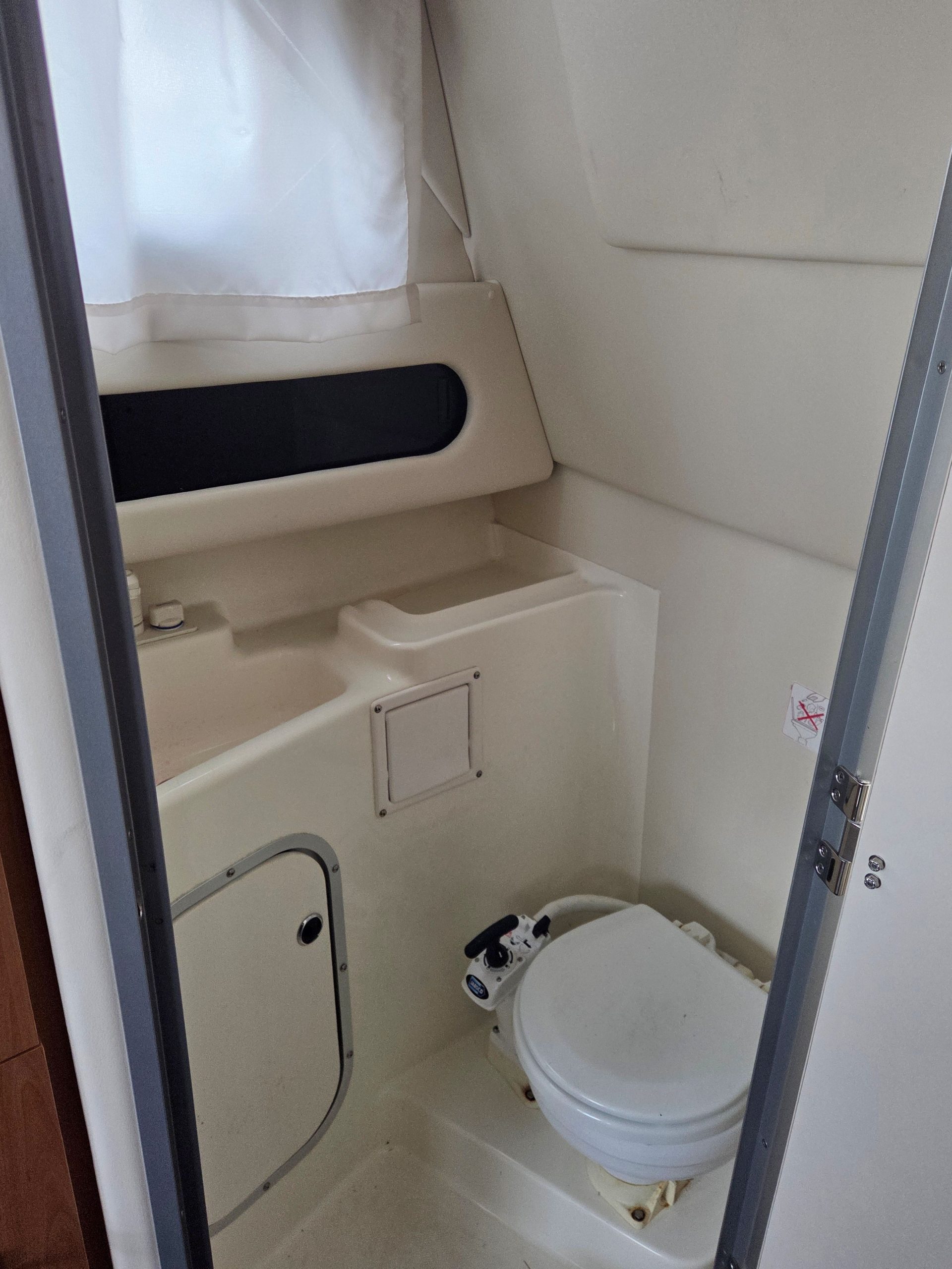 07 Bayliner Discovery 269 - Image 13