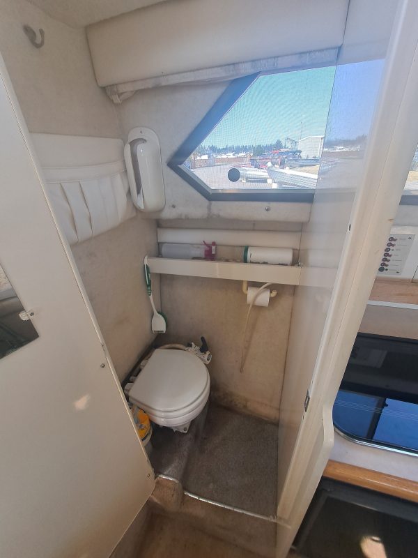 1998 Bayliner 2452 Express Cruiser - Image 6